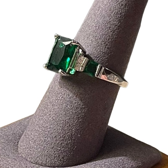 Emerald Green Sterling Silver 925 Emerald Cut Cubic Zirconia Ring Size 8.75 - Picture 4 of 8